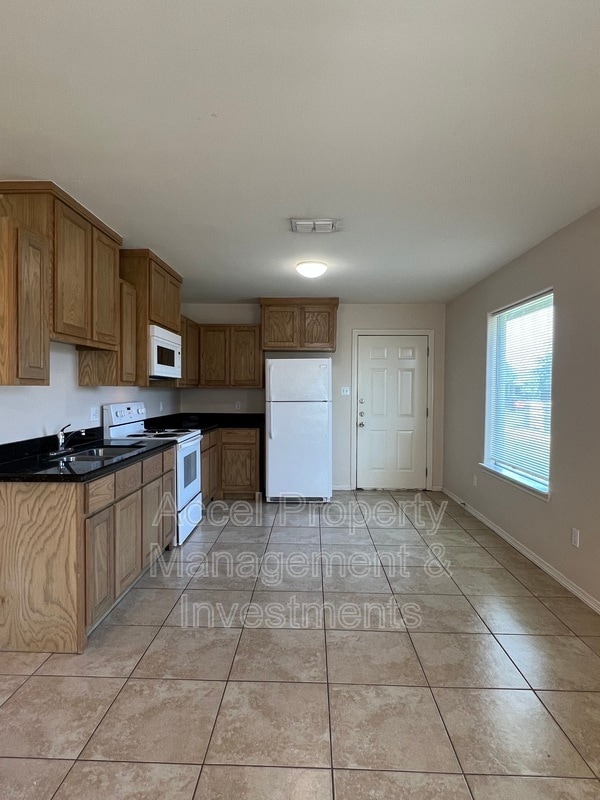 Building Photo - 415 W Pirul St