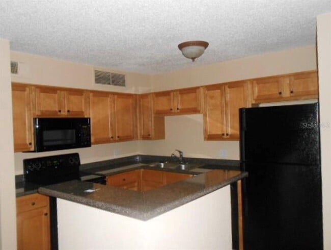 Building Photo - 390 Woodside Dr