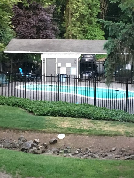 Building Photo - 4620 Lower Dr