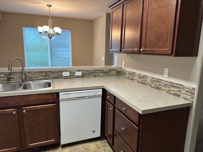 Building Photo - Very Nice & Clean 3 Bedroom 2 1/2 Bath 2 S...