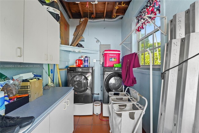 Building Photo - 6331 SW 18th St