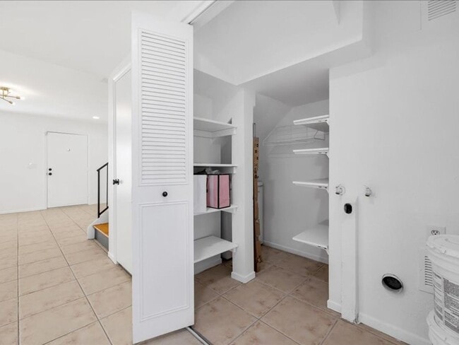 Building Photo - Beautifully upgraded 2 bedroom 2 story tow...