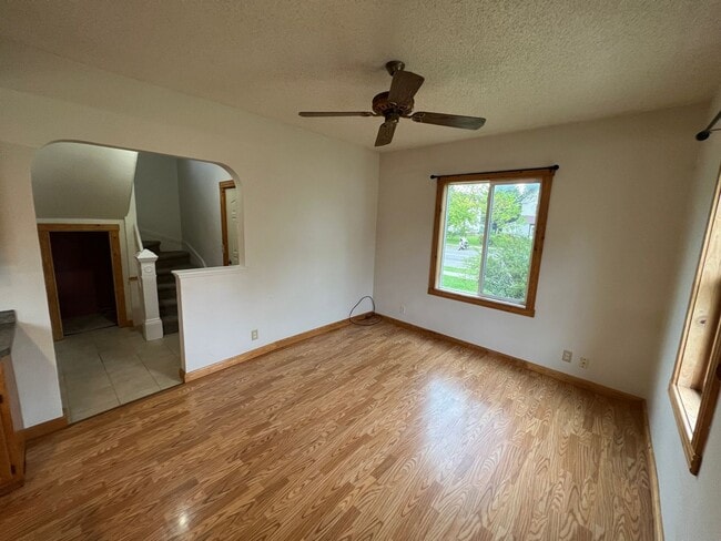 Building Photo - Spacious 3bd/2ba - AVAILABLE NOVEMBER!