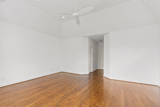 Building Photo - Live Near Memorial Park! Spacious 3BR with...