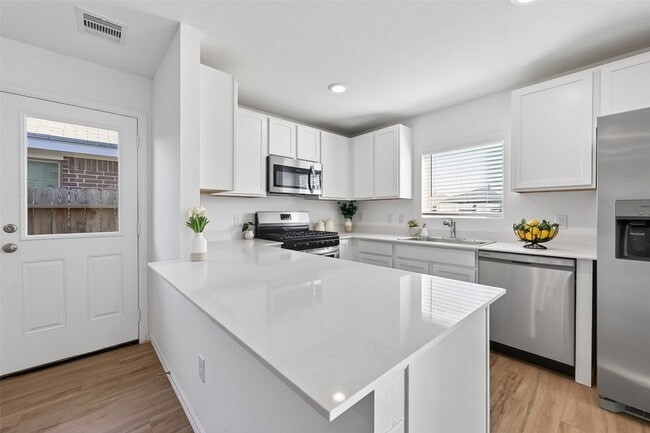 Building Photo - 7402 Clover Chase Dr