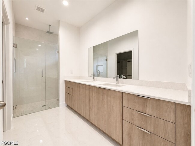 Building Photo - 8034 Life Cir