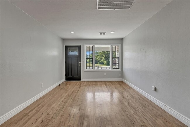 Building Photo - 4604 N Rockwell Ave