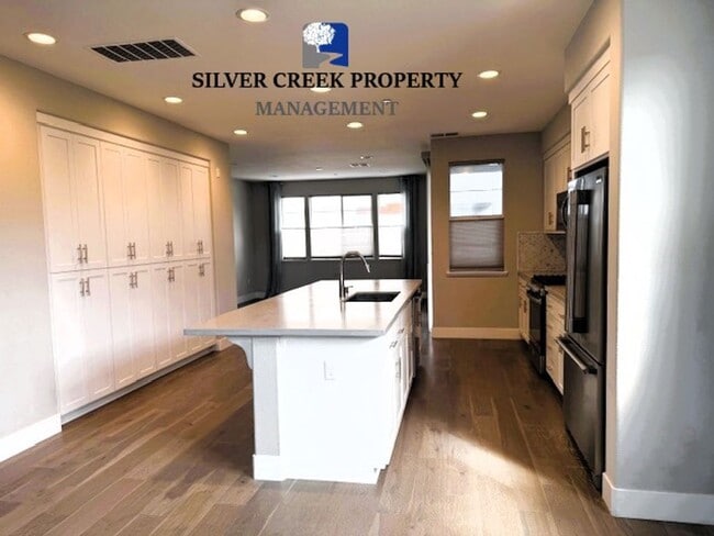 Building Photo - Modern Tri-Level Townhome in Prime Hayward...
