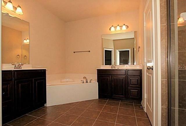 Building Photo - 3739 Venice Dr