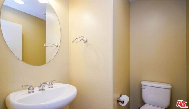 Building Photo - 1241 Ivy Terrace