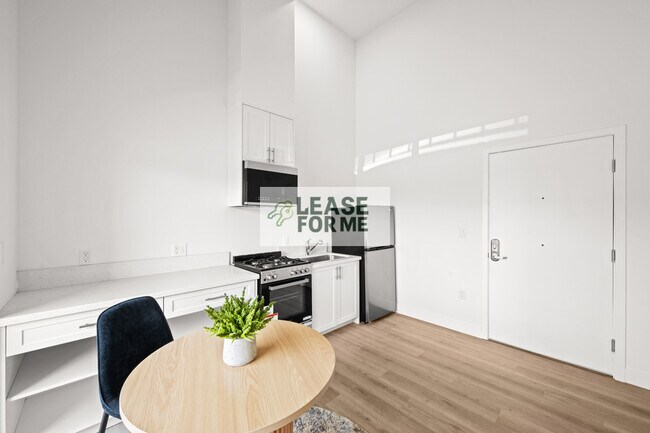 Building Photo - 4348 Woodlawn Ave