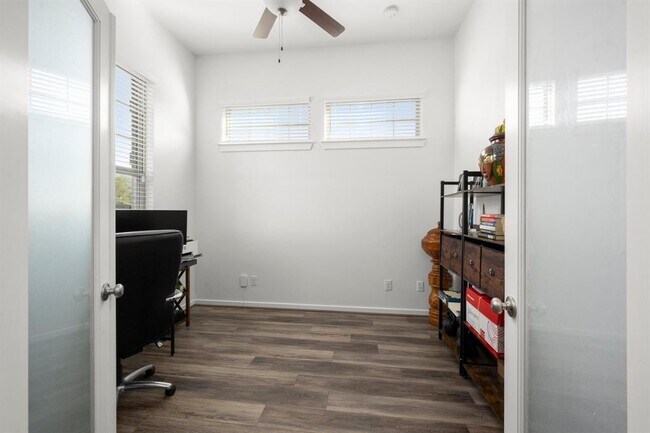 Building Photo - 9871 Twin Shores Dr