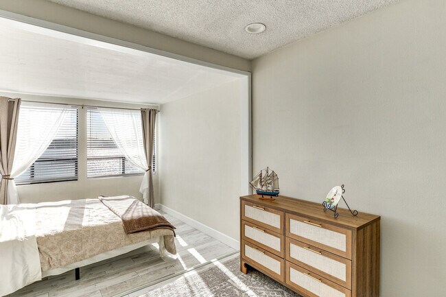 Building Photo - 4513 Cove Dr