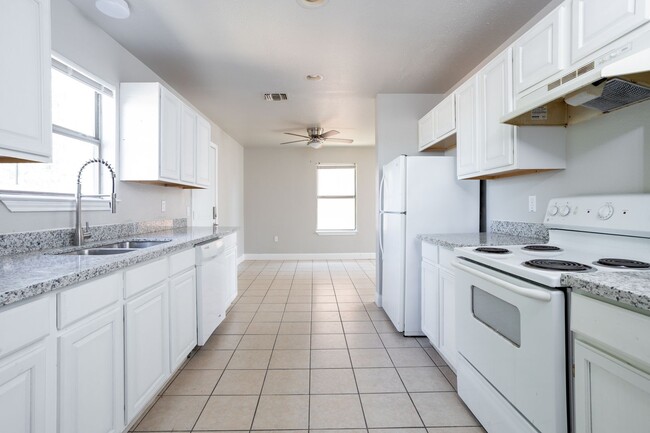 Building Photo - $300 OFF 1ST MONTH RENT IF YOU MOVE IN WIT...