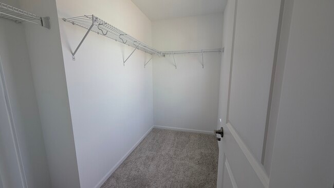 Building Photo - 527 Red Oak Cir