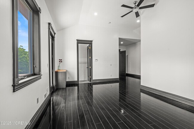 Building Photo - 1548 N Bay Ave