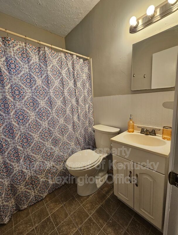 Building Photo - 115 Delmont Dr