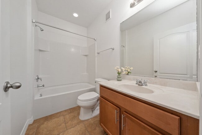 Building Photo - Elegant 2 bedrooms/2 bath condo located in St. Cloud with 1-Car garage
