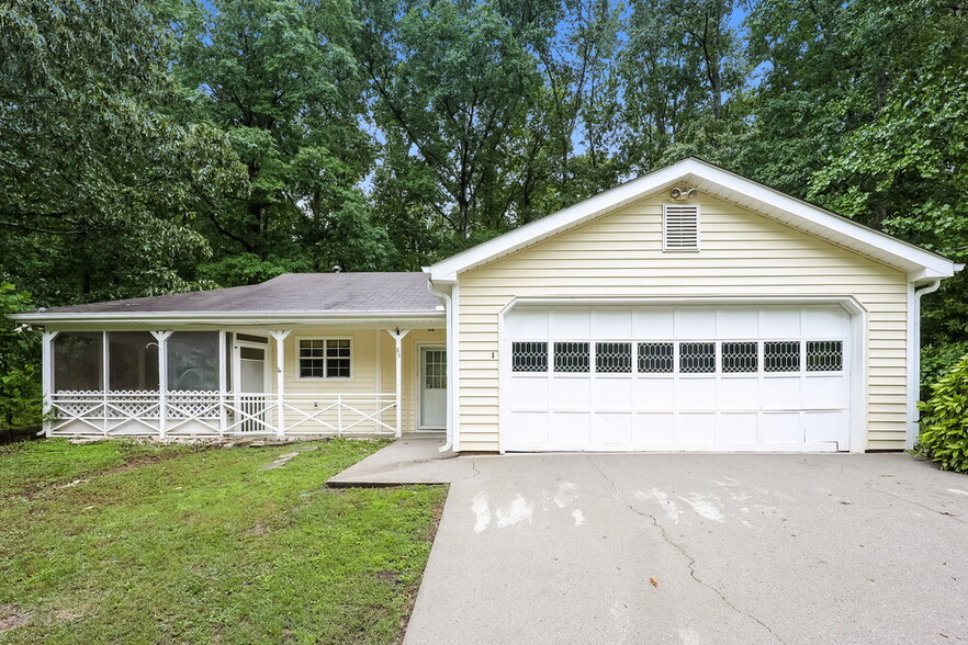 Primary Photo - 85 Lakeside Dr