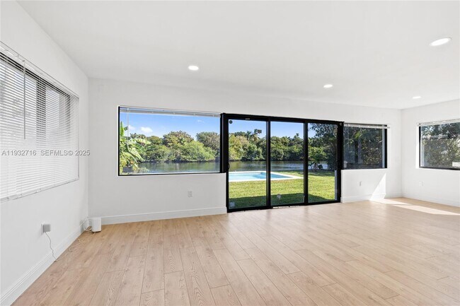 Building Photo - 317 N 31st Ave