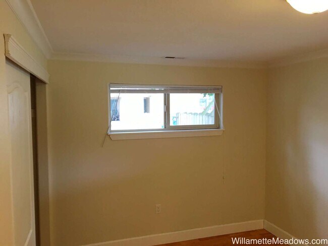 Building Photo - 4 Bedrooms, 2 Bathrooms, Large Fenced Backyard in Central Salem