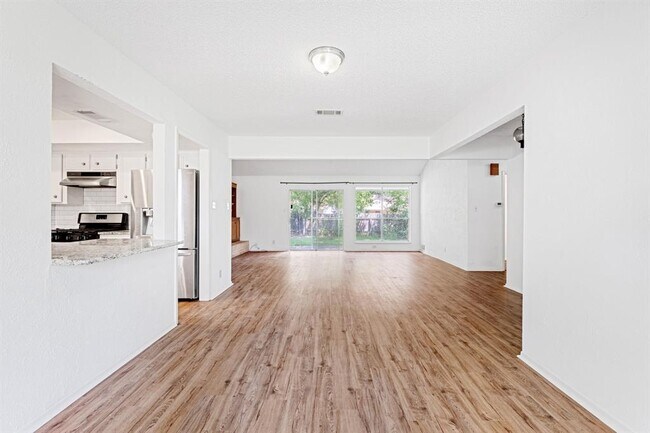 Building Photo - 10604 School House Ln