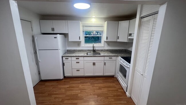 Building Photo - 14 Colonial Dr