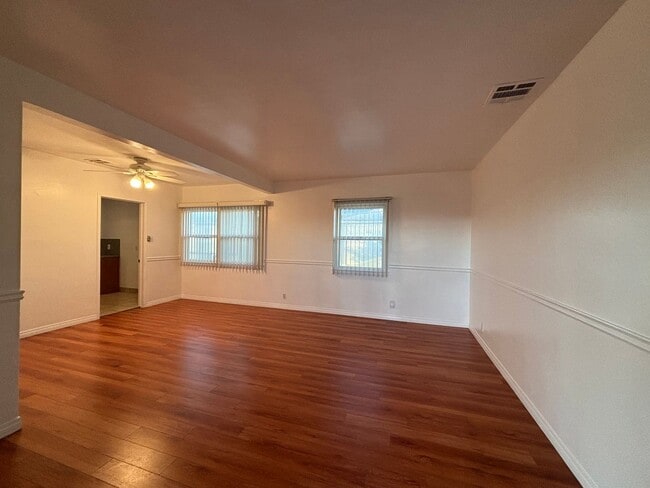 Interior Photo - Glenoaks, 625-633 1/2