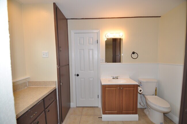 Building Photo - 704 W Moore St