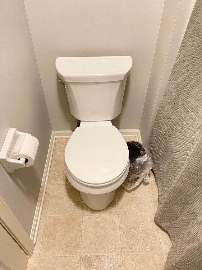 Building Photo - Move-in special. Beautiful 4 bed 2.5 bath 3000+sq ft