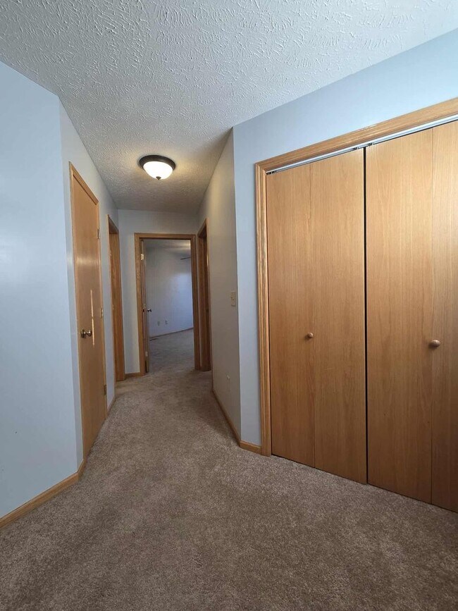 Building Photo - Spacious Town House!!