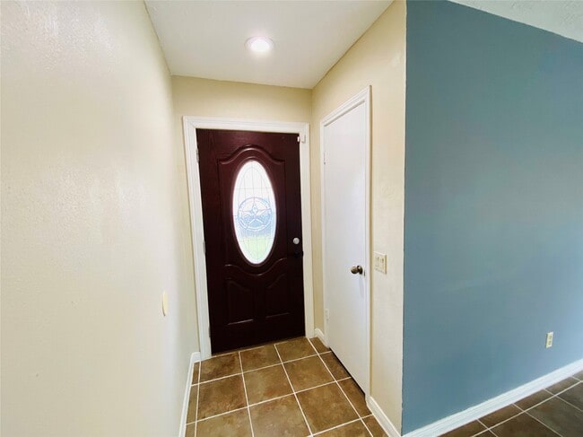 Building Photo - 2001 Highland Hills Dr