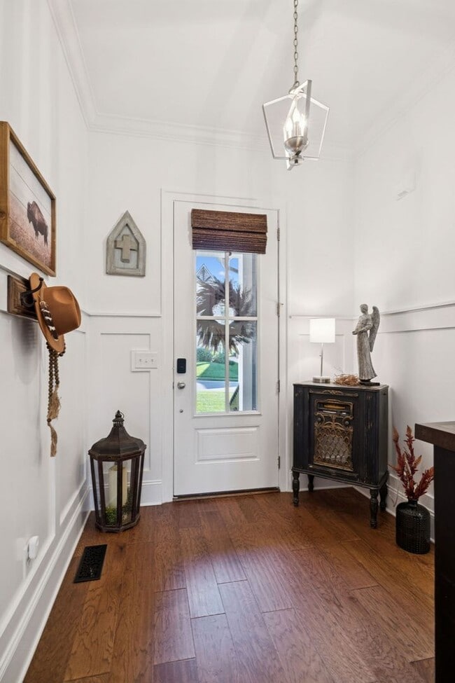 Building Photo - Luxurious living space *Fully furnished and impeccably designed*