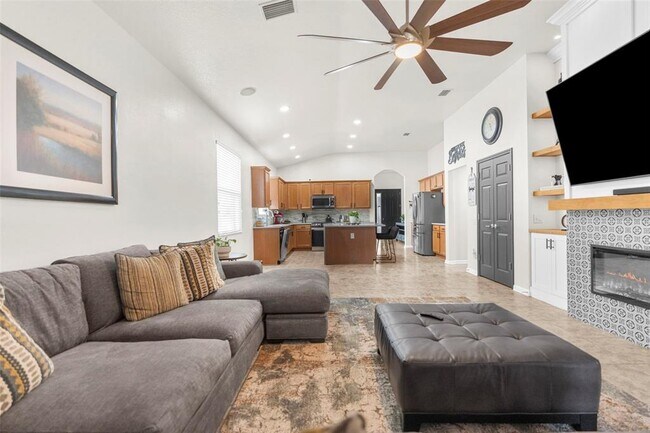 Building Photo - 14373 Wake Robin Dr