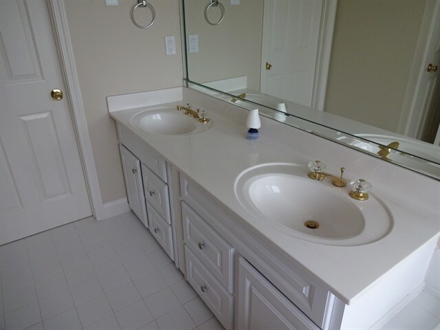 Building Photo - 1500 Holly Manor Dr