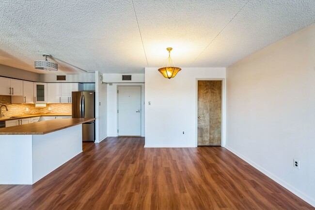 Building Photo - Gorgeous 2 Bedroom, 2 Bathroom KOP Condo W...