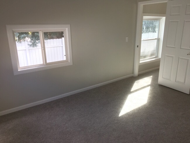 Building Photo - 4 bedroom, 2 bath Home