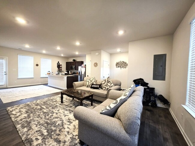 Building Photo - 407 Stream Valley Ct