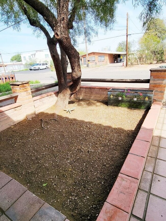 Building Photo - 422 E Navajo Rd