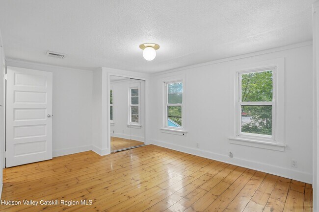 Building Photo - 872 NY-212