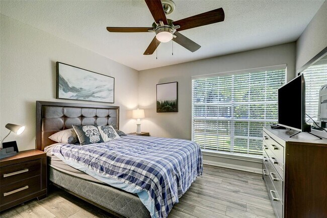 Building Photo - 1860 White Oak Dr