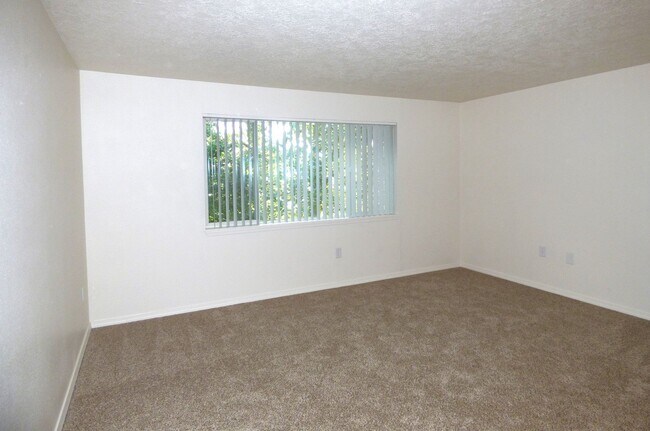 Building Photo - Rent Special: FREE September's Rent!! Second Floor 3 Bedroom apartment