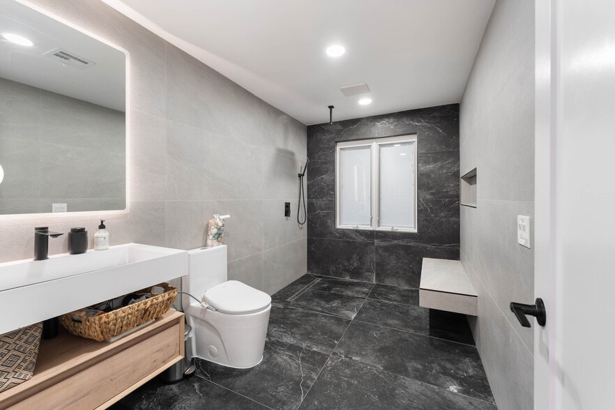 Full Guest Bathroom - 3541 Multiview Dr