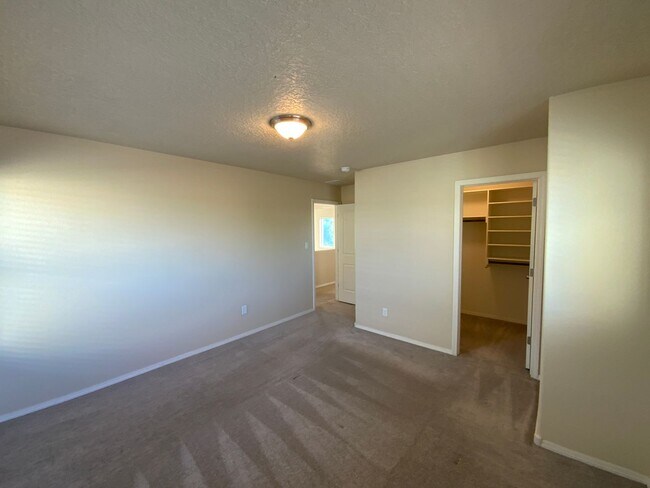 Building Photo - 4 Bedroom Home Available Near Golf Course ...