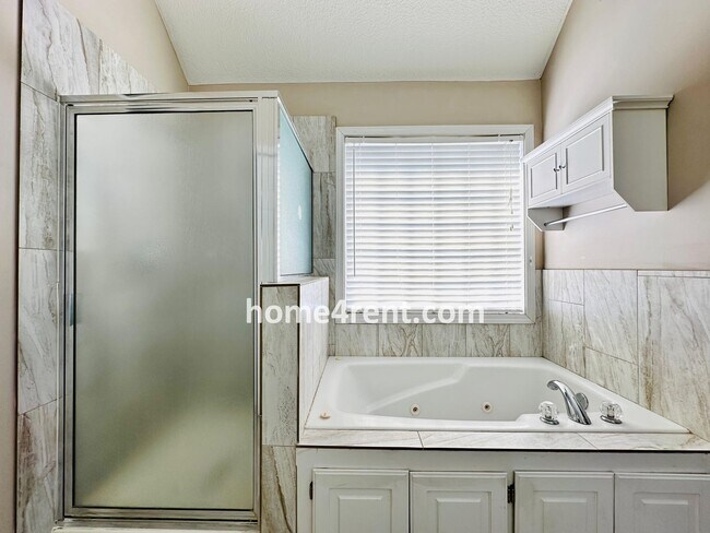 Building Photo - Wonderful Northland Home w/ Hardwood Floors and Plenty of Space!!