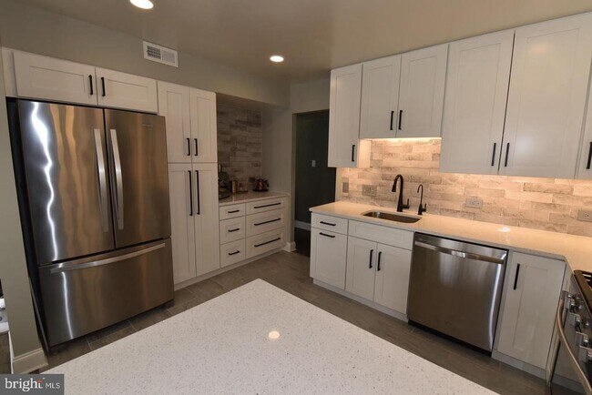 Building Photo - 1666 Parkcrest Cir