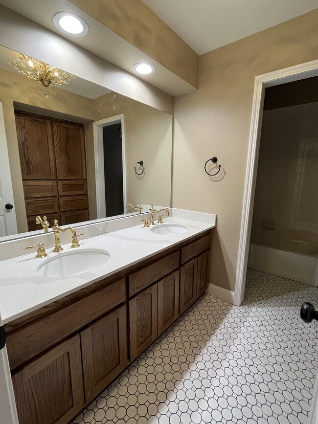 Building Photo - 1304 Pine Oak Dr