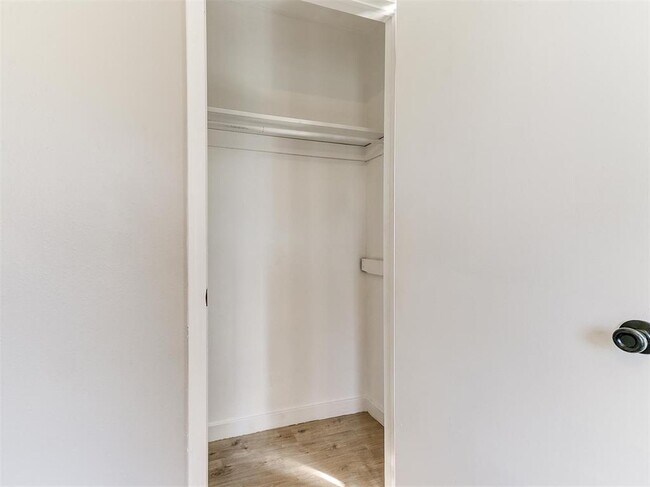 Building Photo - 502 N Oak St