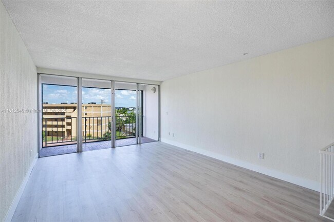 Building Photo - 9210 Fontainebleau Blvd