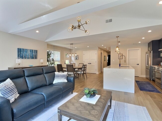 Building Photo - 5245 W Ardmore Ave